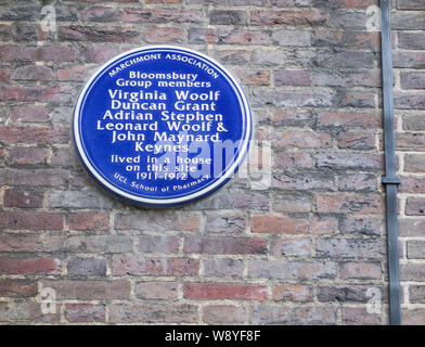 Blau Gedenktafel zur Erinnerung an die Bloomsbury Group Mitglieder: Virginia Woolf, Duncan Grant, Adrian Stephen, Leonard Woolf & John Maynard Keynes, London, UK Stockfoto