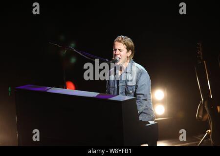 Englischer Sänger Tom Odell führt bei einem Ventilator Konzert in Shanghai, China, 30. November 2014. Stockfoto