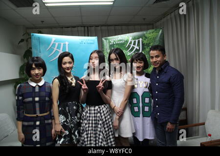 Chinesische Schauspielerin Ni Ni, 3. links, macht die Gesichter bei einer Werbeveranstaltung für ihren neuen Film "Flotte" an der Beihang Universität in Peking, China, 1. Dezember Stockfoto