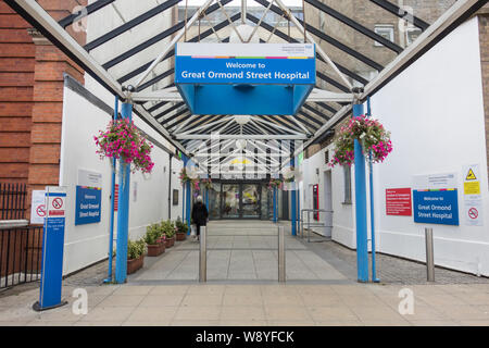 Eingang und Beschilderung in der Great Ormond Street Children's Hospital, London, UK Stockfoto