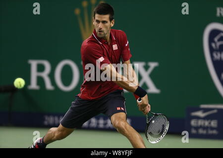 Novak Djokovic aus Serbien bereitet einen Schuß zu David Ferrer in Spanien im Viertelfinale der Männer singles während der 2014 Shanghai Rolex Ma zurückzukehren Stockfoto
