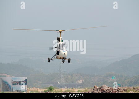 Pensionierte chinesischen Arzt Jin Shaozhi fliegt Weiß seine hausgemachten Hubschrauber "Schwan" über eine Autobahn im Bau in Jinyun County, Lishui Stadt, Ost-CH Stockfoto