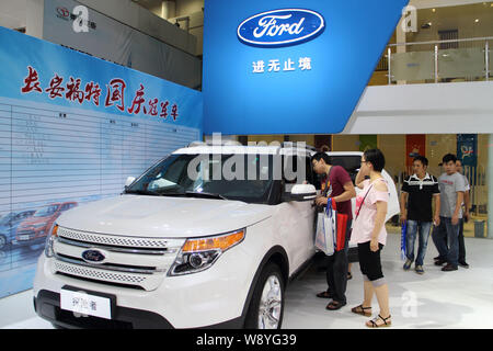 ---- Besucher an einem Ford Explorer schauen während der Auto Show in Fuzhou city, südost China Fujian Provinz, 1. Oktober 2014. Ford Motor Co. sagte Stockfoto