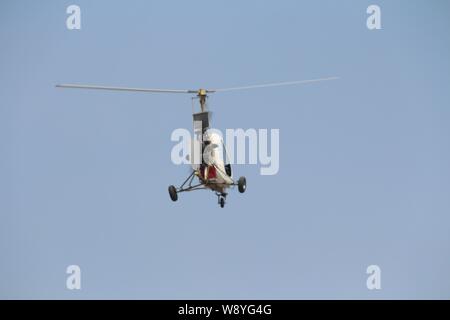 Pensionierte chinesischen Arzt Jin Shaozhi fliegt Weiß seine hausgemachten Hubschrauber "Schwan" über eine Autobahn im Bau in Jinyun County, Lishui Stadt, Ost-CH Stockfoto