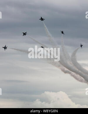 Abbotsford, Kanada. 11 Aug, 2019. Die US Air Force Thunderbirds durchführen Kunstflug auf der 57. jährlichen Abbotsford International Airshow in Abbotsford, Kanada, August 11, 2019. Die Airshow ersten Flug im Jahr 1962, von einem lokalen flying club Aufmerksamkeit und Business auf den Flughafen der Stadt zu ziehen. Es wurde später einer der wichtigsten Luftfahrt zeigt in Nordamerika, Zeichnung top Piloten und Flugzeugen aus Kanada, den Vereinigten Staaten und Europa. Credit: Liang Sen/Xinhua/Alamy leben Nachrichten Stockfoto