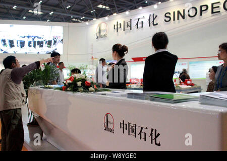---- Leute besuchen Sie den Stand von Sinopec China Chongqing während des 17. internationalen Investitionen und Global Sourcing Fair (CCISF) in Chongqing, Kinn Stockfoto