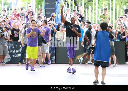 NBA Superstar Kobe Bryant, Mitte, Wellen zu Ventilatoren an einem Fan Meeting während seiner Reise nach China in Shanghai, China, 2. August 2014. Stockfoto