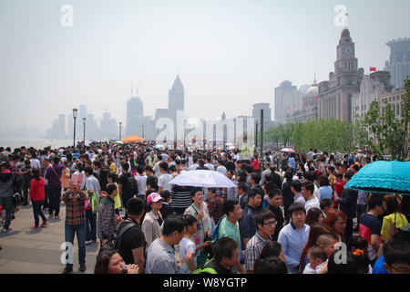 ---- Touristen Masse die Promenade am Bund entlang des Huangpu Flusses während der Mai Tag Urlaub in Shanghai, China, 1. Mai 2014. Chinesische Reisende Stockfoto