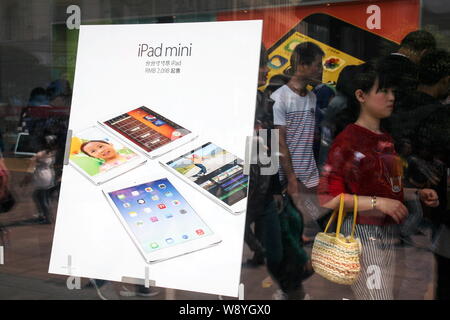 --FILE - ein Aushängeschild für das iPad Mini Tablet-PC ist in der überfüllten Apple Store auf der Nanjing Road Fußgängerzone und Einkaufsstraße in Shanghai, C Stockfoto