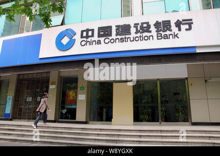 ---- Ein Kunde geht auf eine Filiale der China Construction Bank (CCB) in Shanghai, China, 25. April 2014. Die China Construction Bank (CCB), Ch Stockfoto