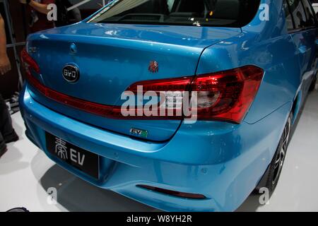 ---- Eine Plug-in-Hybrid Qin von BYD ist auf dem Display während der 13. Internationalen Automobil Ausstellung zu sehen, die auch als Auto China 2014 bekannt, in Stockfoto