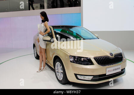 ---- Ein Modell stellt mit einem Skoda Octavia auf der Basis von Volkswagen MQB Plattform während der 13. Internationalen Automobil Ausstellung, auch bekannt als Stockfoto
