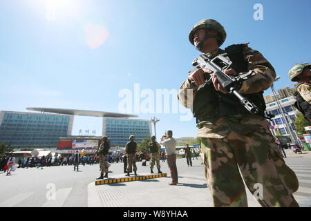 Bewaffnete Chinesischen paramilitärischen Polizisten stand Guard an der Kunming Bahnhof nach den gewalttätigen Terroranschlag in Kunming City, im Südwesten von China Y Stockfoto