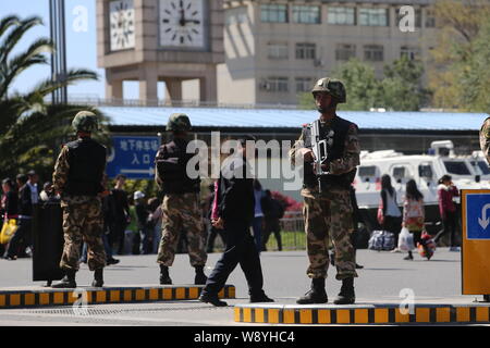 Bewaffnete Chinesischen paramilitärischen Polizisten stand Guard an der Kunming Bahnhof nach den gewalttätigen Terroranschlag in Kunming City, im Südwesten von China Y Stockfoto