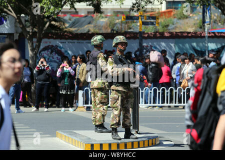 Bewaffnete Chinesischen paramilitärischen Polizisten stand Guard an der Kunming Bahnhof nach den gewalttätigen Terroranschlag in Kunming City, im Südwesten von China Y Stockfoto