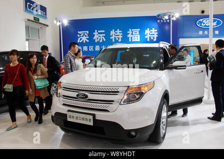 ---- Besucher ausprobieren oder an einem importierten Ford Explorer während eines Auto Show in Beijing City, South China Hainan Provinz, 22. März 2014. Ford Stockfoto