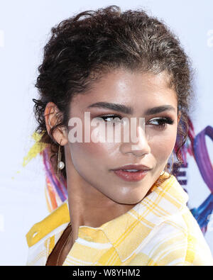 Hermosa Beach, USA. 11 Aug, 2019. HERMOSA BEACH, LOS ANGELES, Kalifornien, USA - 11. August: Schauspielerin Zendaya Coleman Tragen eines Jacquemus, Le Silla Schuhe und Christbaumkugel Bar Ohrringe kommt an FOX'S Teen Choice Awards 2019 im Hermosa Beach Pier Plaza am 11. August 2019 in Hermosa Beach, Los Angeles, Kalifornien, USA. (Foto von Xavier Collin/Image Press Agency) Quelle: Bild Presse Agentur/Alamy leben Nachrichten Stockfoto