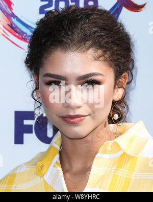 HERMOSA BEACH, LOS ANGELES, Kalifornien, USA - 11. August: Schauspielerin Zendaya Coleman Tragen eines Jacquemus, Le Silla Schuhe und Christbaumkugel Bar Ohrringe kommt an FOX'S Teen Choice Awards 2019 im Hermosa Beach Pier Plaza am 11. August 2019 in Hermosa Beach, Los Angeles, Kalifornien, USA. (Foto von Xavier Collin/Image Press Agency) Stockfoto