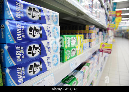 ------ Zahnpasta von darlie Hawley & Hazel Gruppe sind für den Verkauf in einem Supermarkt in Nantong City, East China Jiangsu Provinz, 21. Mai 2013. Mit gr Stockfoto