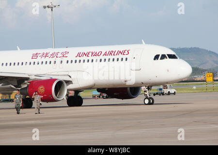 ---- Ein Flugzeug von Juneyao Airlines auf dem Bild Nanning Wuxu International Airport in Wuhan City, South China Guangxi Zhuang autonomen Stockfoto