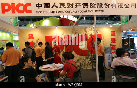 ---- Menschen besuchen den Stand der PICC in der Schaden- und Unfallversicherung Company Limited während einer Messe in Guangzhou City, South China Guangdong Provinz, 23. Juni Stockfoto
