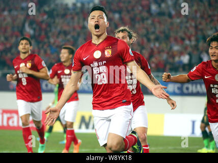 Gao Lin China Guangzhou Evergrande feiert nach dem Scoring ein Ziel gegen Südkoreas Jeonbuk Hyundai Motors während ihrer Gruppe G Match der A Stockfoto
