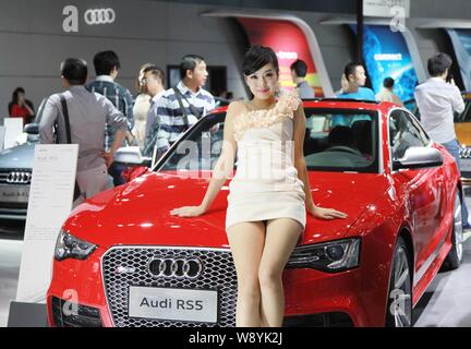 ---- Ein Modell stellt mit einem Audi RS5 bei einem Automobil Ausstellung in Nanjing City, East China Jiangsu Provinz, 2. Oktober 2013. Deutsche Luxus Stockfoto