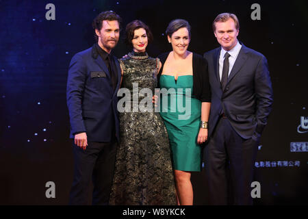 (Von links) amerikanische Schauspieler Matthew McConaughey, Schauspielerin Anne Hathaway, britische Filmproduzent Emma Thommas und Ihr Regisseur Mann Christopher Keine Stockfoto