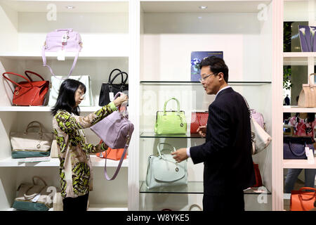 ------ Chinesische Kunden Online-Shop für Handtaschen bei einer Shopping Mall in der Shanghai Pilot Free Trade Zone, Shanghai, China, 2. Mai 2014. China Handel Sal Stockfoto