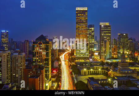 Nachtansicht der Yan'an Road Hochstraße neben dem Jing An Hotel Shangri-la, am höchsten, und andere Hochhäuser in der Innenstadt von Shanghai, Kinn Stockfoto