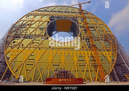 ---- Die Münze-förmige Guangzhou Yuan Tower, buchstäblich Guangzhou runder Turm, ist im Bau am Ufer des Pearl River in Guangzhou City, Stockfoto