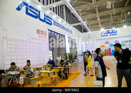 ---- Leute besuchen Sie den Stand von Asus (Asustek Computer Inc.) während einer Ausstellung in Nanjing City, East China Jiangsu Provinz, 8. September 2013. Stockfoto