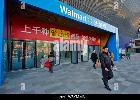 ------ Kunden eingeben oder einen wal-mart Supermarkt in Fuzhou City verlassen, südost China Fujian Provinz, 22. März 2014. Wal-Mart Stores Inc., Die Stockfoto