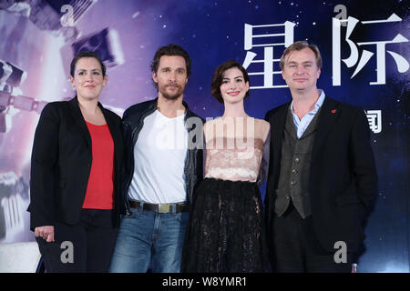 (Von links) Der britische Filmproduzent Emma Thommas, amerikanische Schauspieler Matthew McConaughey, Schauspielerin Anne Hathaway und britischen Regisseur Christopher Nolan Stockfoto