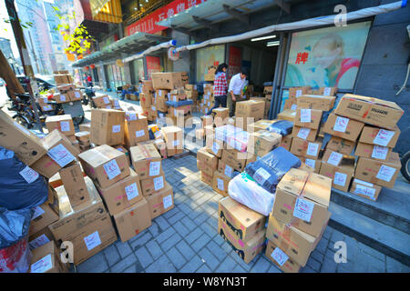 Chinesische Arbeiter sortieren Pakete von Online-shopping bei einem Verteilzentrum eines Express Company in Shanghai, China, 5 Novmeber 2014. Mehr als 500 Stockfoto