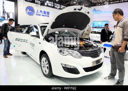 ---- Besucher Blick an einem Roewe 550 Plug-in Hybrid Auto von SAIC Motor auf Anzeige am 16. China International Industry Fair in Shanghai, China, 4 N Stockfoto