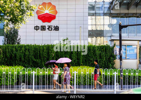 ---- Fußgänger vorbei an den Hauptsitz der CNPC (China National Petroleum Corporation), Muttergesellschaft von PetroChina, in Peking, Kinn Stockfoto