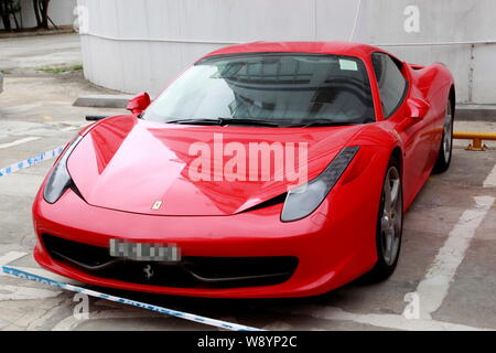 Ein Luxus Ferrari 458 Italia Sportwagen aus Hongkong, die neben den Treiber von der örtlichen Polizei für das Schnellfahren und Drag Racing auf einem Expres inhaftiert ist, Stockfoto