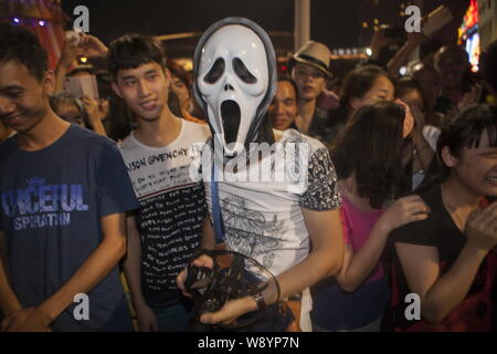 Ein junger Mann in Halloween Kostüm nimmt teil an einer Parade vor Halloween in Shenzhen, der südchinesischen Provinz Guangdong, 17. Oktober 2014 Stockfoto