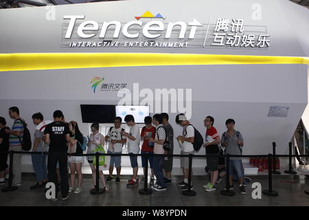 ---- Besucher Warteschlange vor dem Stand von Tencent interaktive Unterhaltung während einer Ausstellung in Shanghai, China, 3. August 2014. Tencen Stockfoto