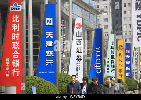 ---- Fußgänger vorbei an Schildern von chinesischen und ausländischen Banken und anderen Finanzinstituten in der Lujiazui Finanzviertel in Pudong, S Stockfoto