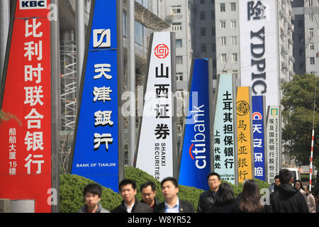 ---- Fußgänger vorbei an Schildern von chinesischen und ausländischen Banken und anderen Finanzinstituten in der Lujiazui Finanzviertel in Pudong, S Stockfoto