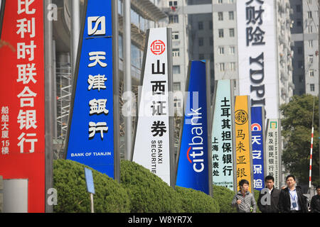 ---- Fußgänger vorbei an Schildern von chinesischen und ausländischen Banken und anderen Finanzinstituten in der Lujiazui Finanzviertel in Pudong, S Stockfoto