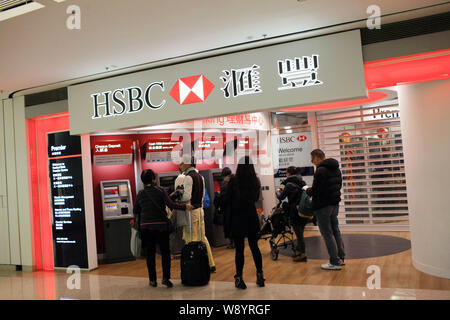 ---- Leute Warteschlange bis Geld vom Geldautomaten bei einer Filiale der HSBC in Hongkong, China, 18. Januar 2014 zurückzuziehen. HSBC Holdings Plc, Europes größten Ban Stockfoto