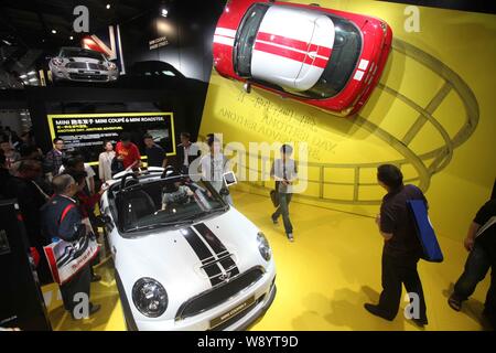 ---- Menschen besuchen den Stand der Mini Cooper S von BMW während der 12. Internationalen Automobil Ausstellung, als "Auto China 2012" bekannt, in Beiji Stockfoto