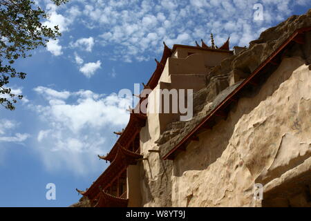 ---- Blick auf die Mogao Grotten oder Mogao Grotten in Dunhuang, Nordwestchina Provinz Gansu, 1. August 2012. Der renommierte Mogao Grotten, ein UNESCO nicht Stockfoto