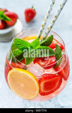 Pink Gin und Tonic Cocktail mit Prosecco und Erdbeeren, garniert mit frischer Minze - Erfrischende Sommer alkoholisches Getränk Stockfoto