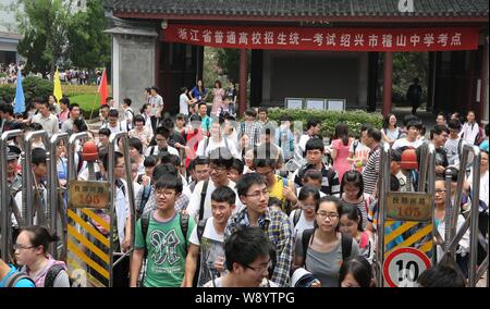 ---- Schüler verlassen den Campus nach Abschluss der Nationalen Hochschulaufnahmeprüfung (gaokao) an der Jishan High School in Abuja Stadt, Osten Kinn Stockfoto