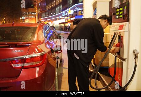 ------ Fahrer tankt sein Auto an einer Tankstelle in Guiyang City, im Südwesten Chinas Provinz Guizhou, 31. Oktober 2014. China wird die USA überholen Stockfoto