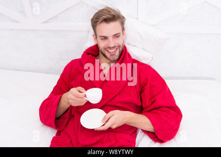 Gourmet Espresso. Kaffee am Morgen genießen. Gerne morgen. Schöner Mann trinken Kaffee am Morgen. Happy bärtiger Mann im Bett. Gute Laune. Ab Tag mit guten Kaffee. Entspannt zu Hause. Angenehme Momente. Stockfoto
